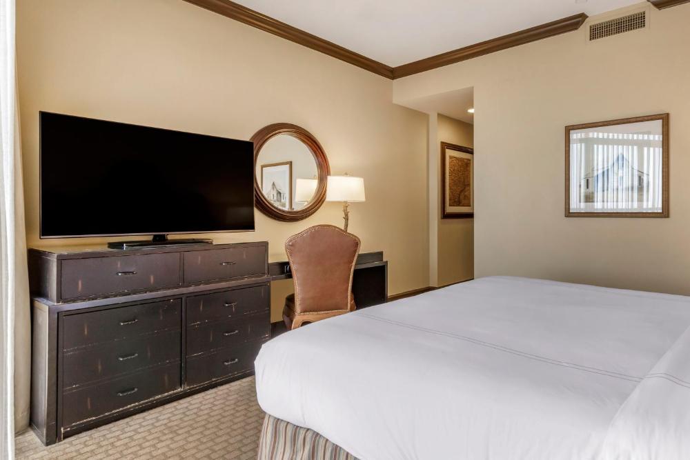 Traditional Room 1 King Bed  interior